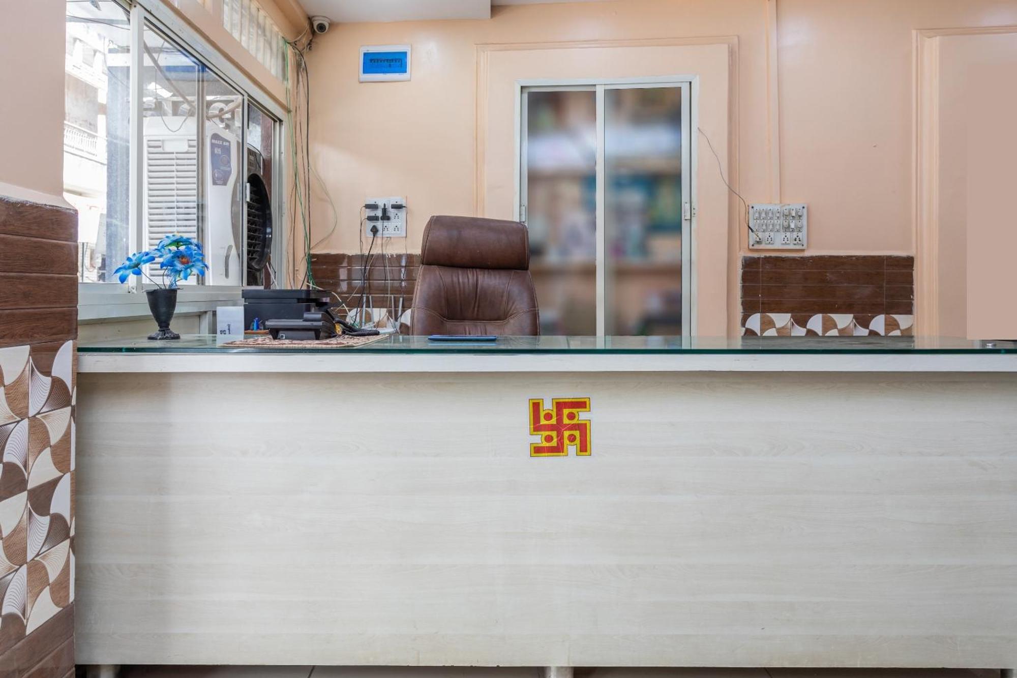 SPOT ON 36557 Hotel Sawera Indore Exterior foto
